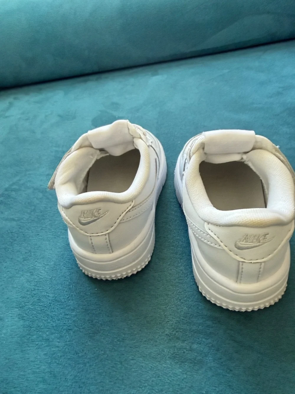 Nike Kids White Low-Top Sneakers with Hook-and-Loop Strap - Picture 3 of 4